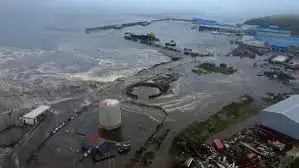 Russia Earthquake के बाद Kamchatka में Tsunami का कहर | Japan Tsunami Warning जारी कर दी गई| USA और Hawaii में Tsunami Alert से मचा हड़कंप